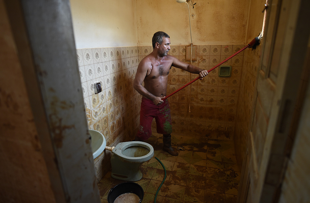 Uma semana depois de a chuva alagar 14 cidades de Minas Gerais, moradores ainda tentam colocar a vida em ordem, Vista Alegre (MG)